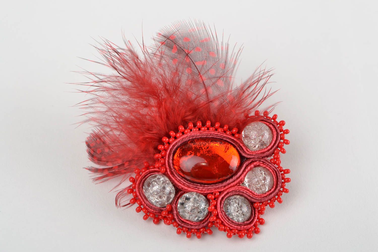 Broche soutache avec perles en verre et plumes faite main rouge en cuir  photo 3