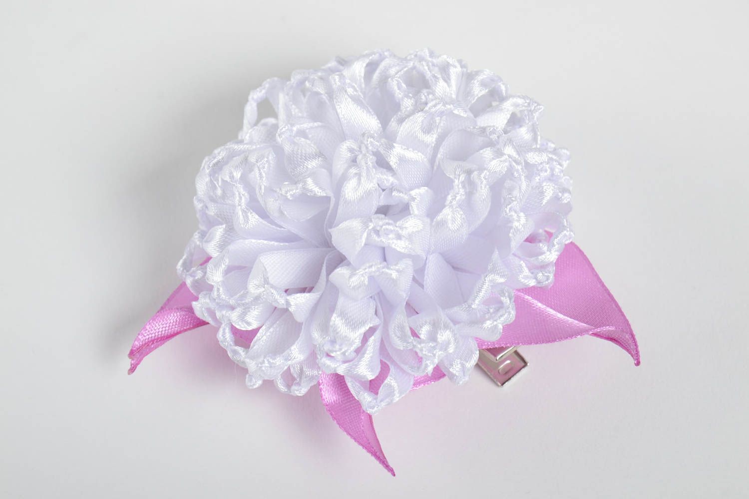 Белая заколка для волос из лент в виде цветка ручной работы для модниц подарок фото 5