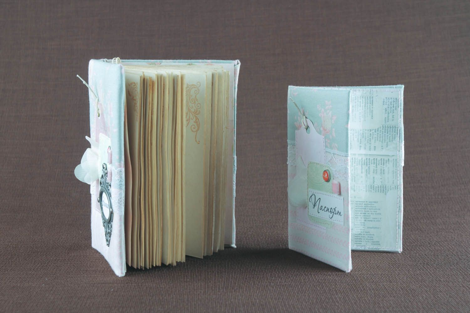 Bloco de notas e capa para passaporte feito à mão de tecido com cheiro  decorado com elementos decorativos  foto 4