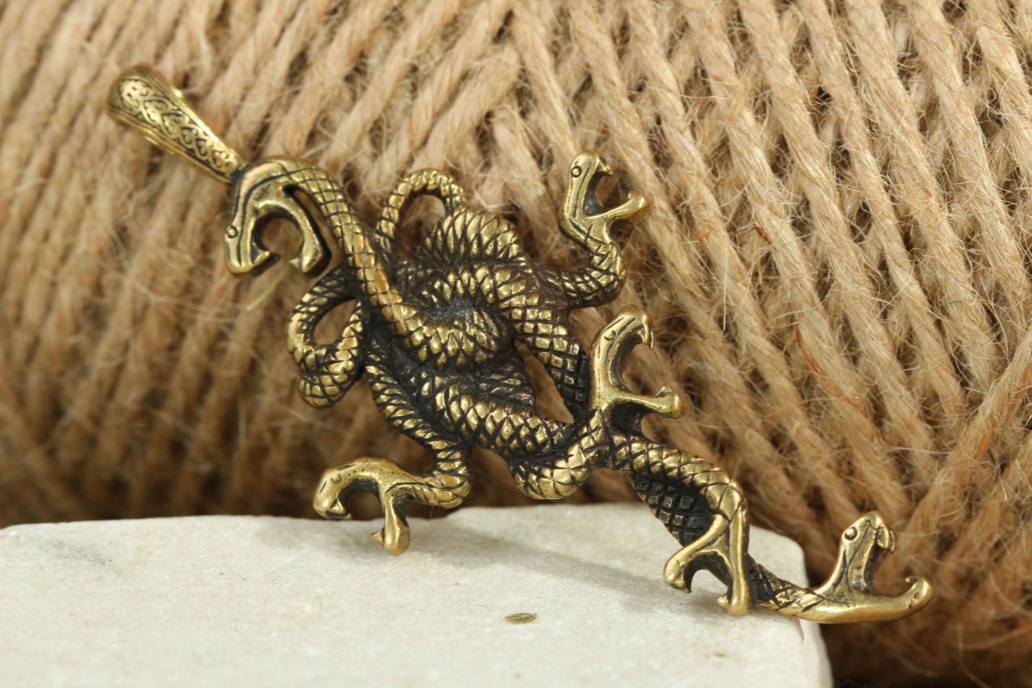 Pingente de bronze feito à mão Cruz da serpente foto 3