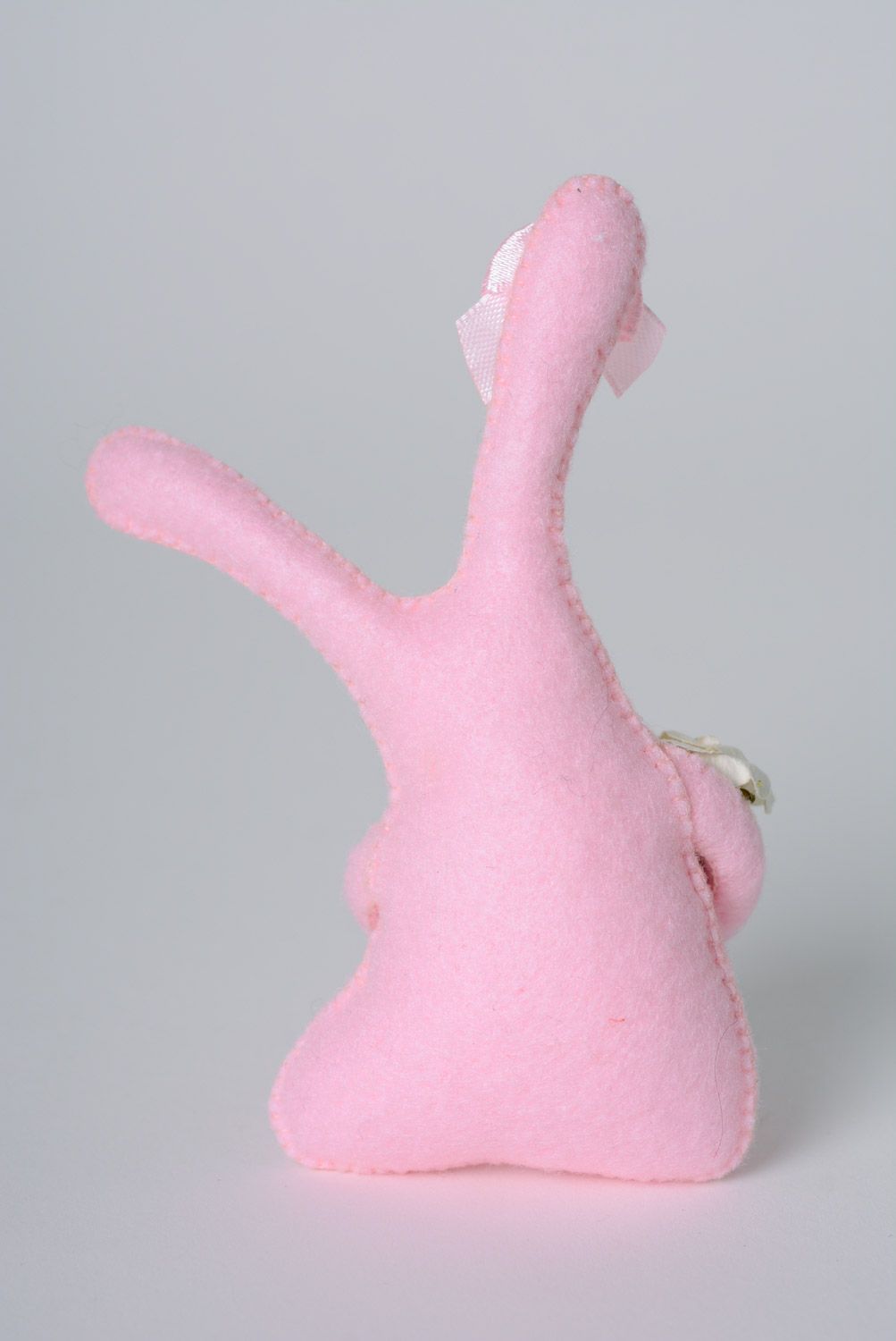 Мягкий розовый зайчик игрушка ручной работы из фетра маленькая забавная фото 3