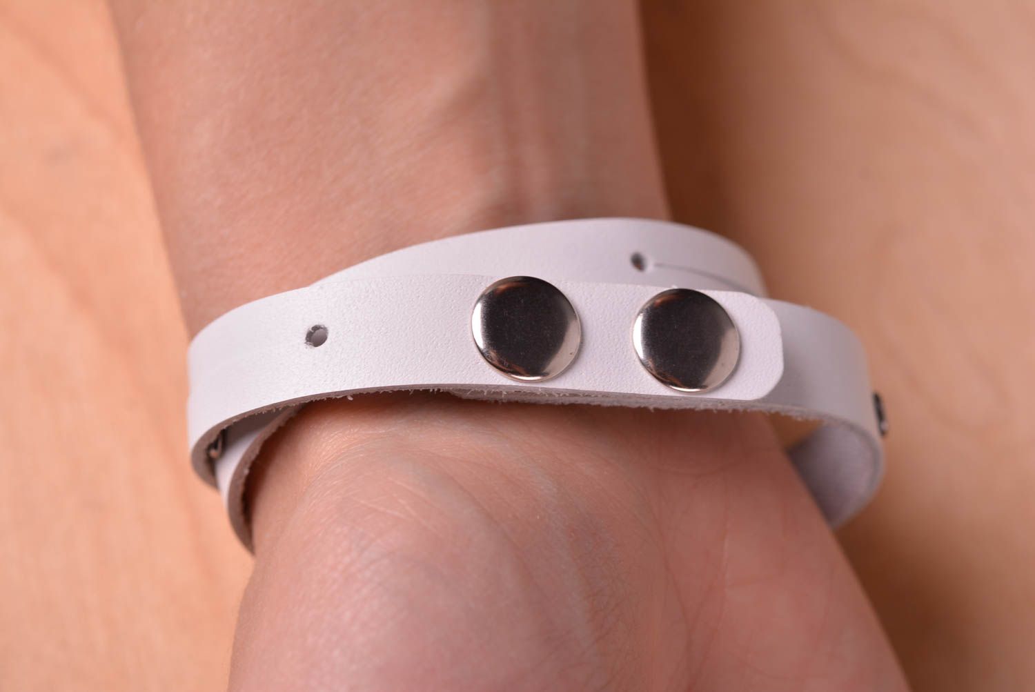 Bracelet cuir Bijou fait main blanc avec boutons-pression Accessoire femme photo 5