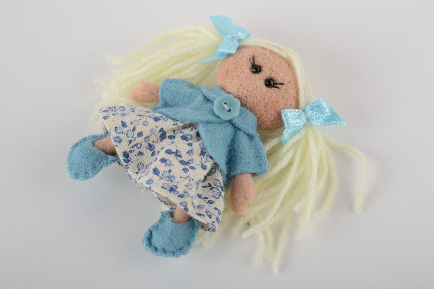 Broche en laine feutrée faite main originale en forme de poupée pour fillette photo 2
