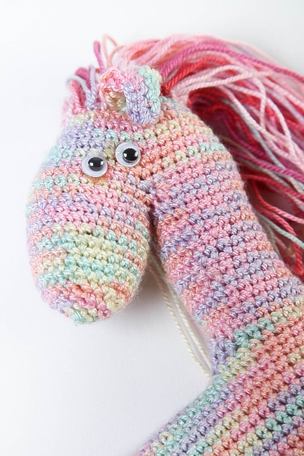 Jouet tricoté Peluche faite main au crochet cheval multicolore Cadeau enfant photo 2