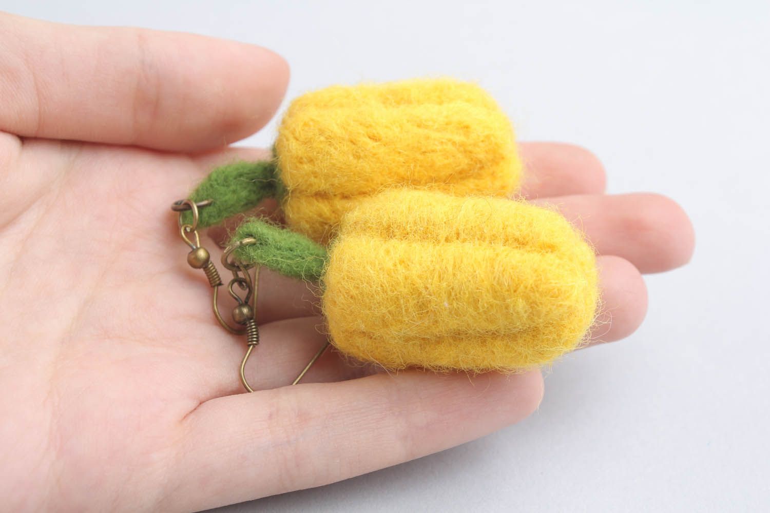 Boucles d'oreilles en laine feutrée jaunes poivrons faites main photo 2