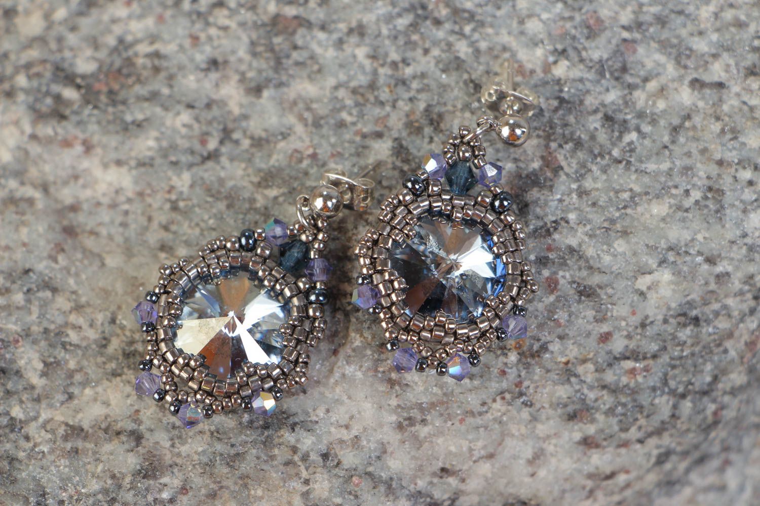Boucles d'oreilles faites main en perles de rocailles avec cristal originales photo 1