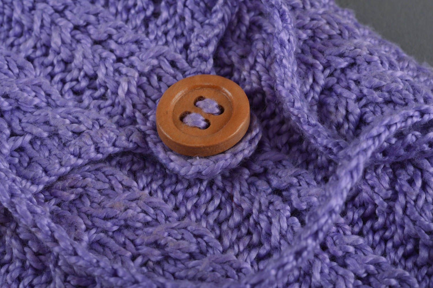 Étui téléphone tricoté violet avec bouton et poignée fait main accessoire design photo 2