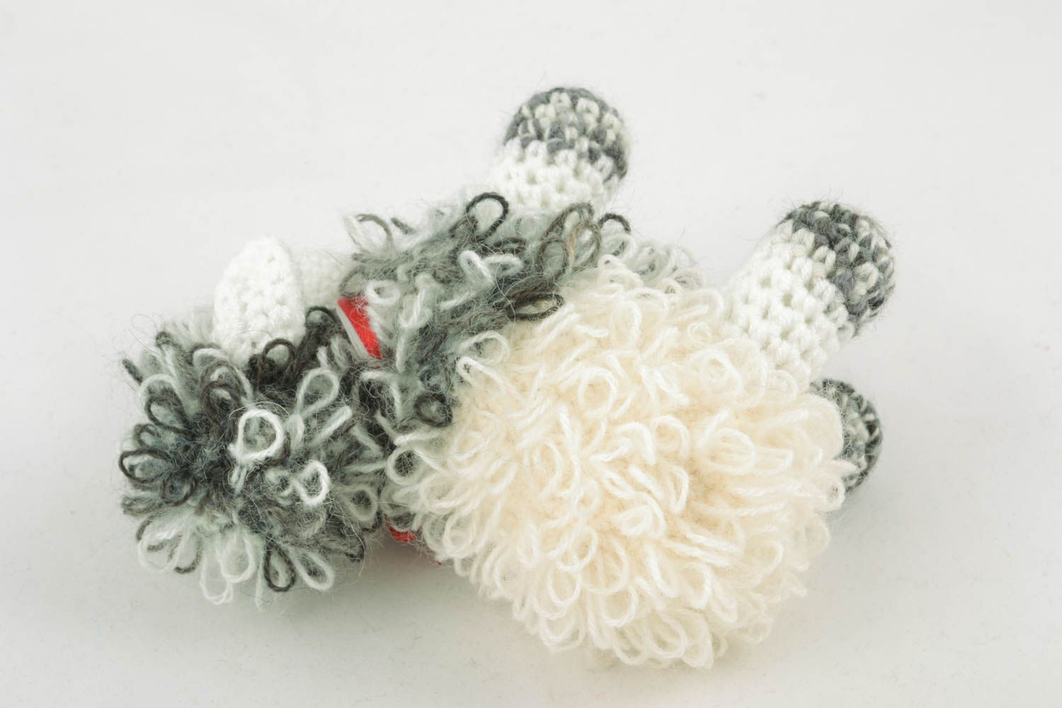 Giocattolo a maglia fatto a mano pupazzo morbido a forma di pecorella carina foto 3
