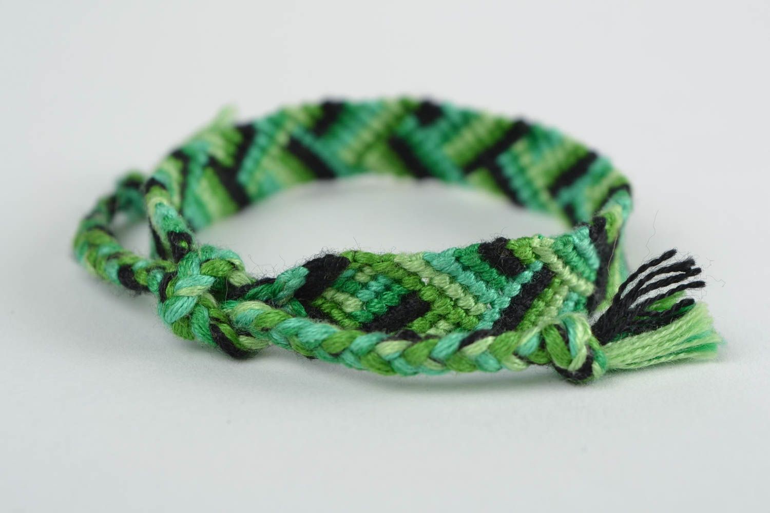Joli bracelet vert en fils technique de macramé à motif fait main original photo 4