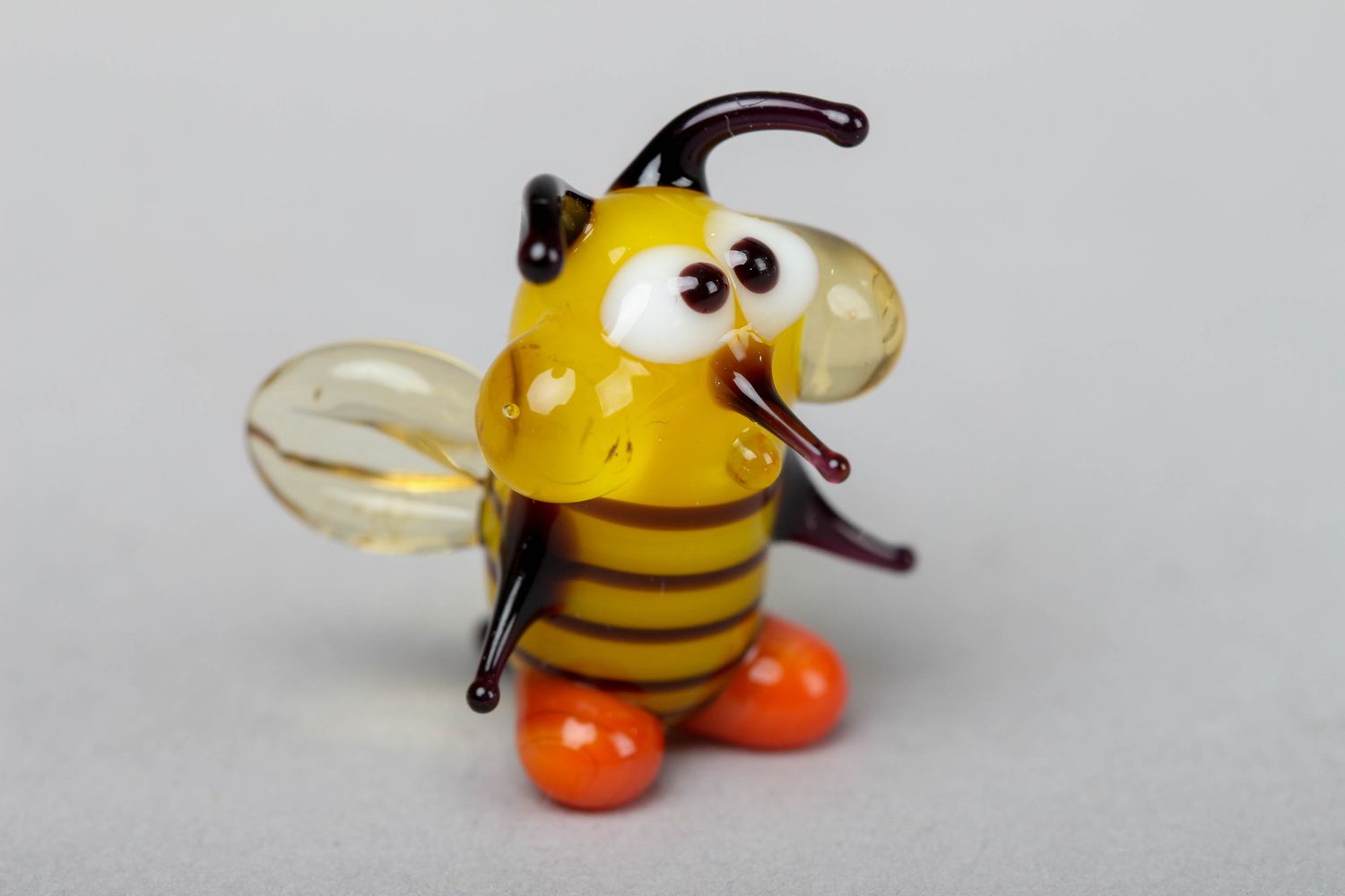 Стеклянная маленькая фигурка пчелки в технике лэмпворк фото 1