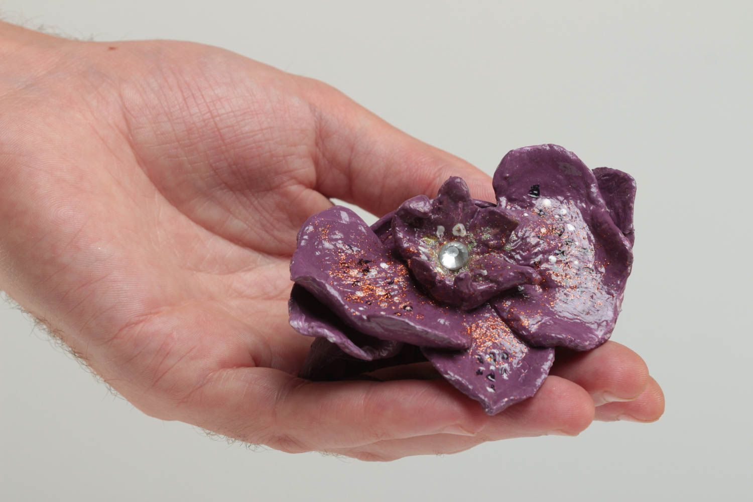Заколка из полимерной глины оригинальная ручной работы с цветком фиолетовая фото 5