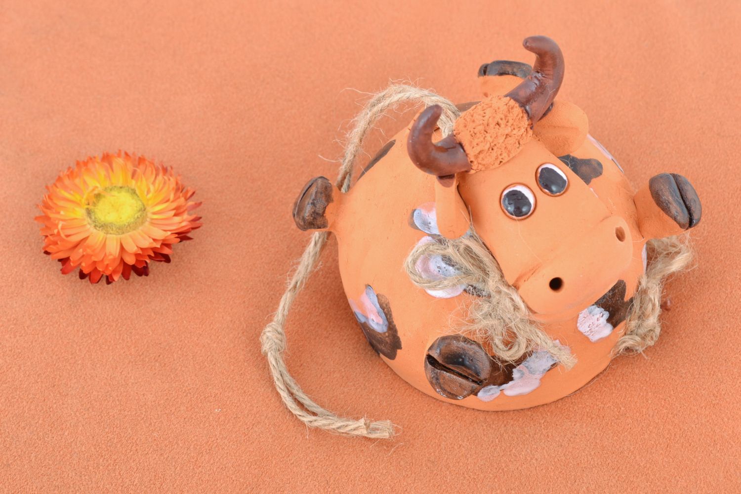 Campanello decorativo fatto a mano mucca in ceramica souvenir in terracotta foto 1