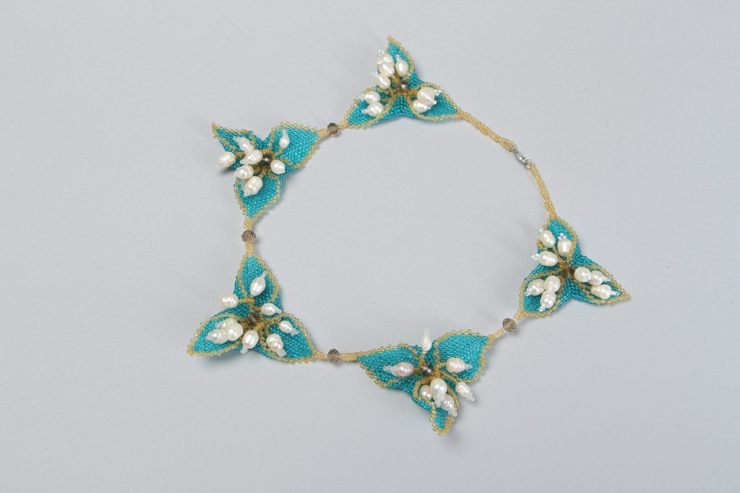 Collier en perles de rocaille et perles d'eau douce fait main bleu motif floral photo 2