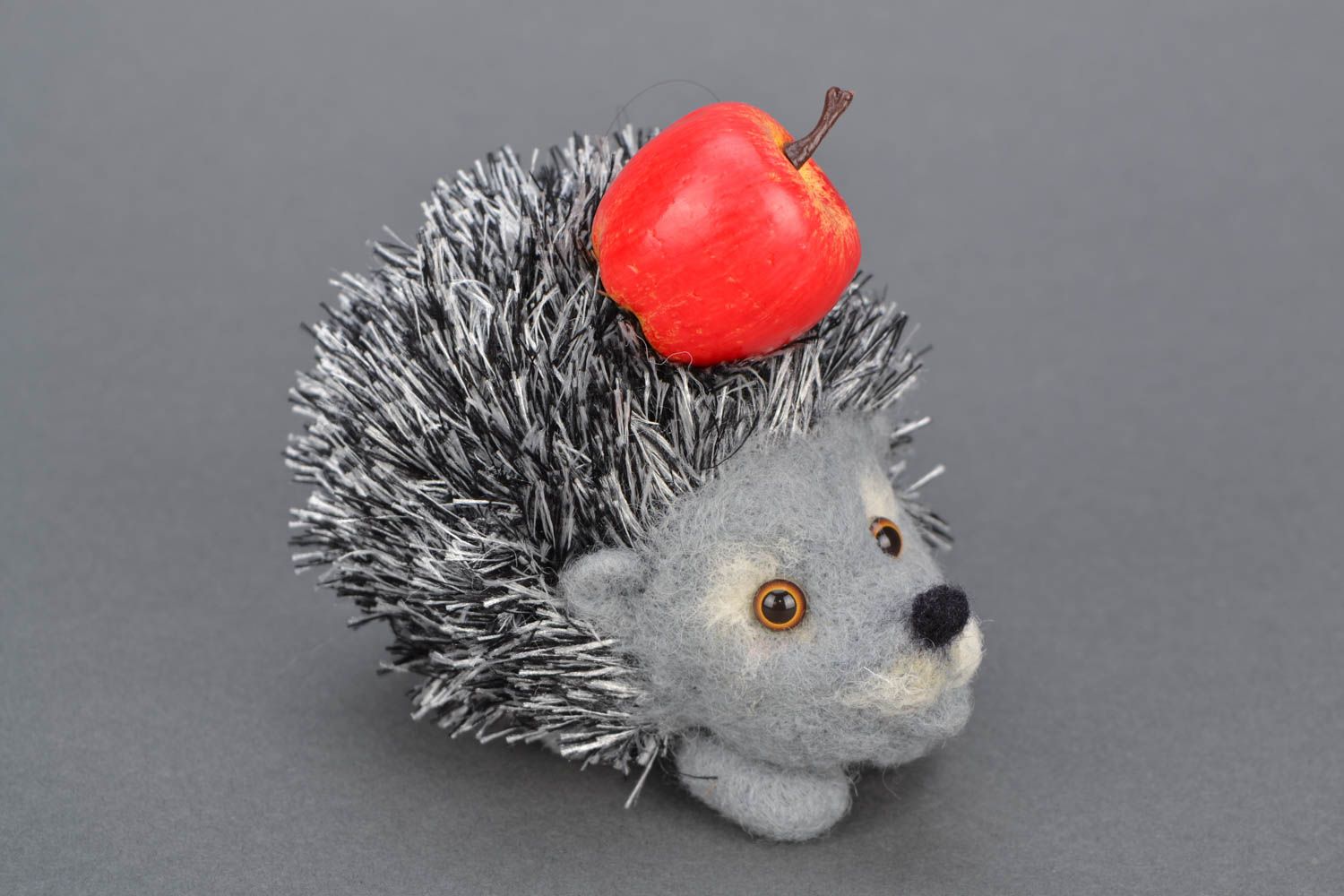 Маленькая мягкая игрушка вязаная крючком Ежик с яблоком фото 1