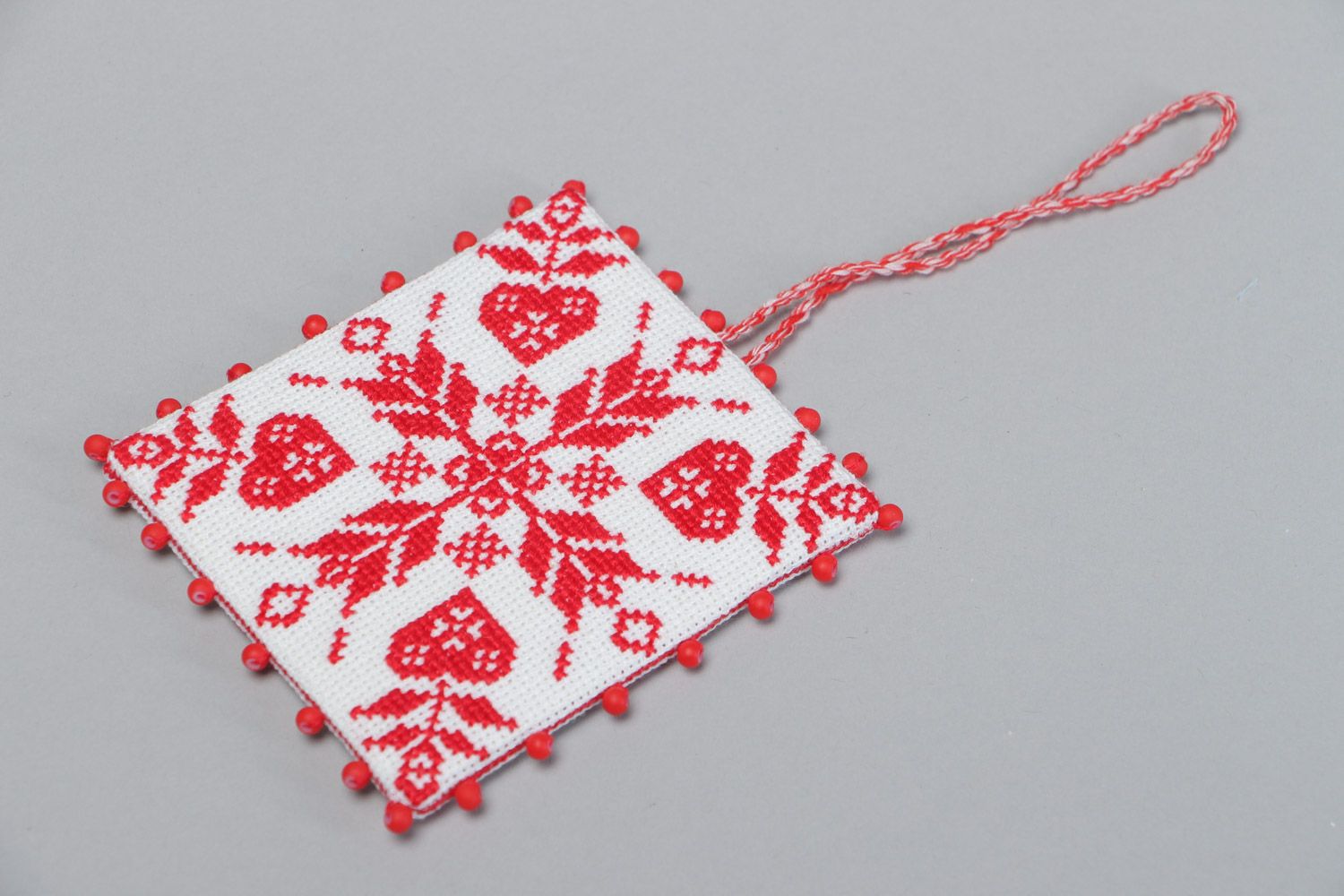 Handgemachtes buntes Kissen für Nadel mit Ornament und Schleife für Näharbeit foto 4