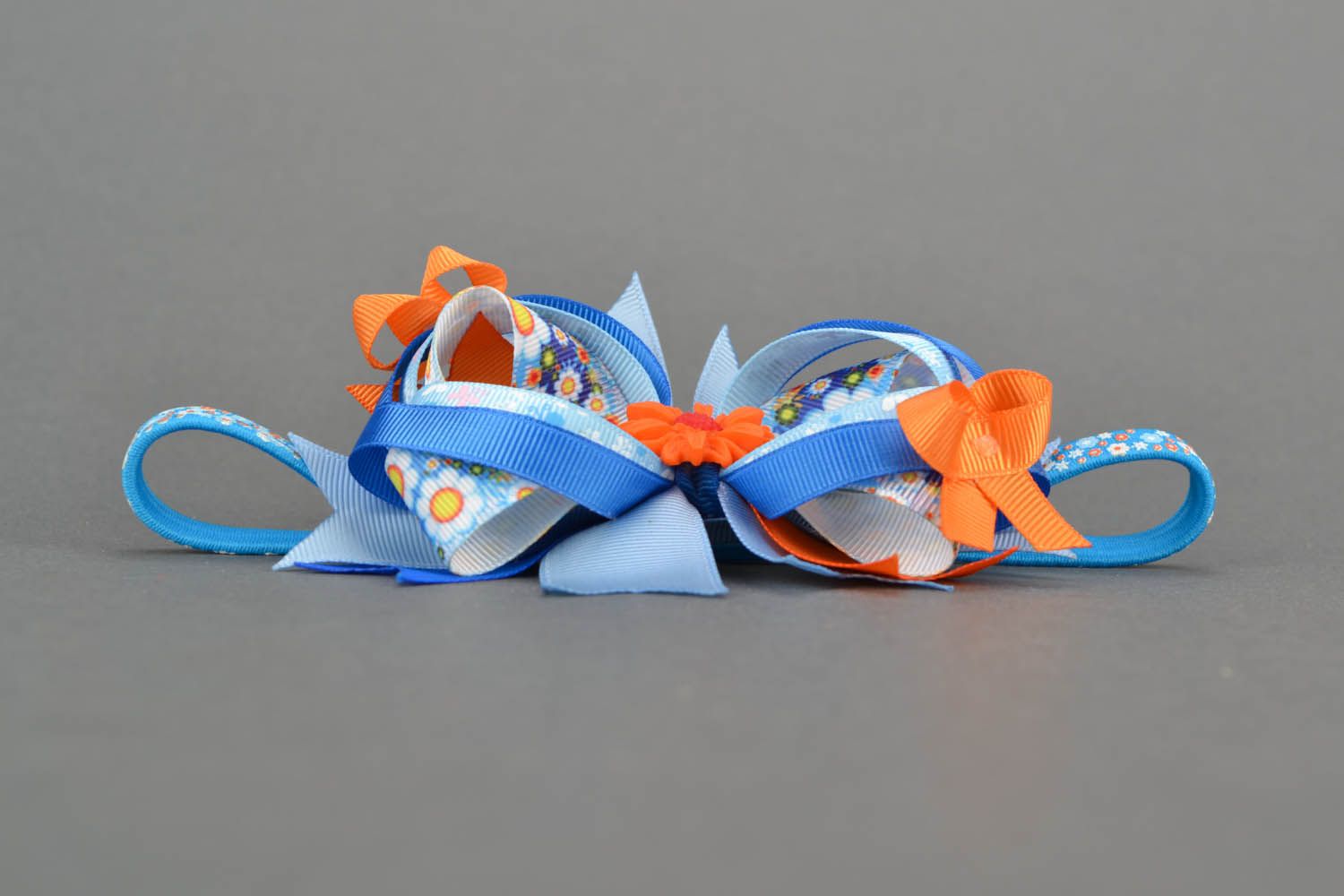 Голубая повязка на голову с оранжевым цветком фото 4