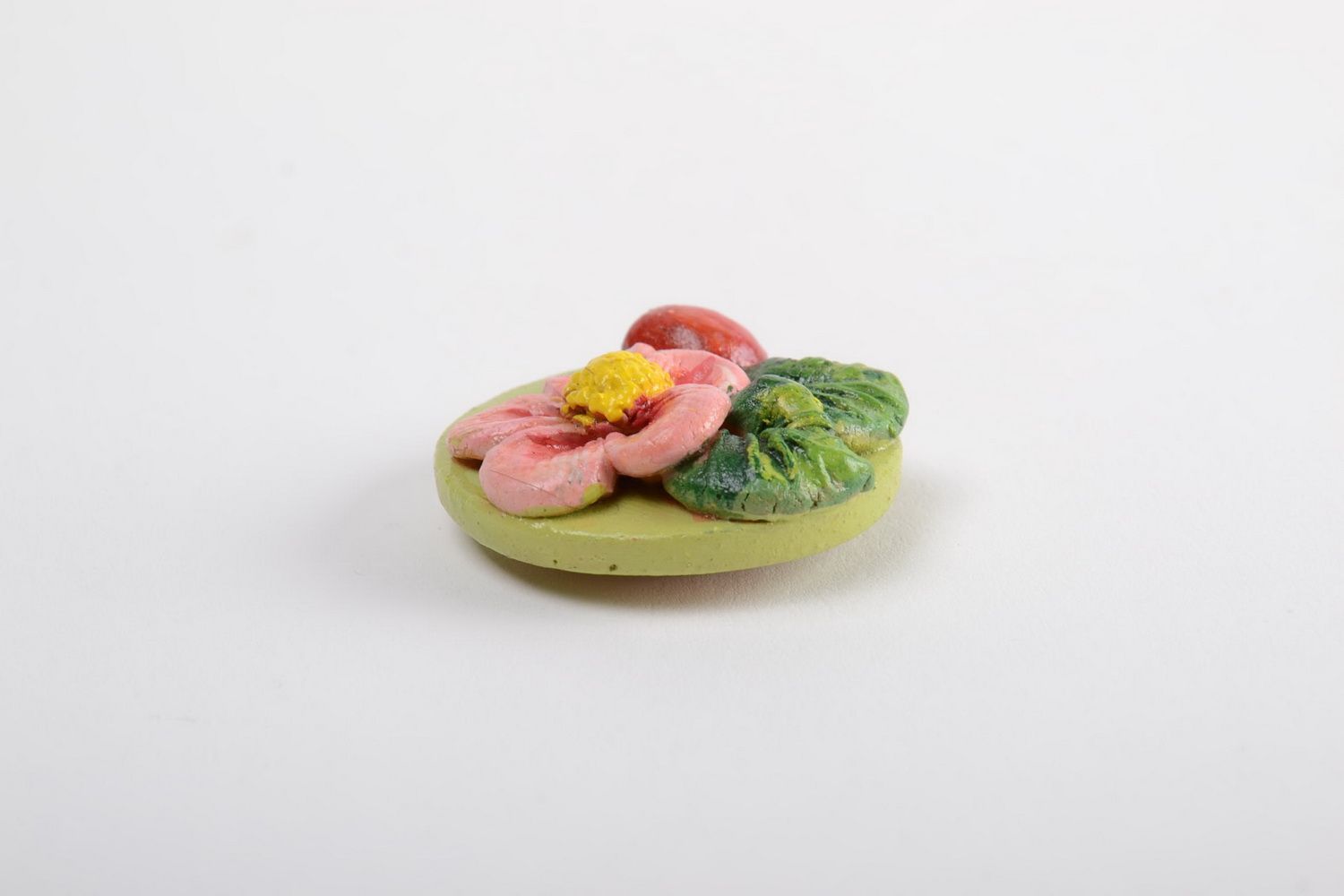 Magnet rond pour frigo avec fleur rose en argile peint fait main de créateur photo 5