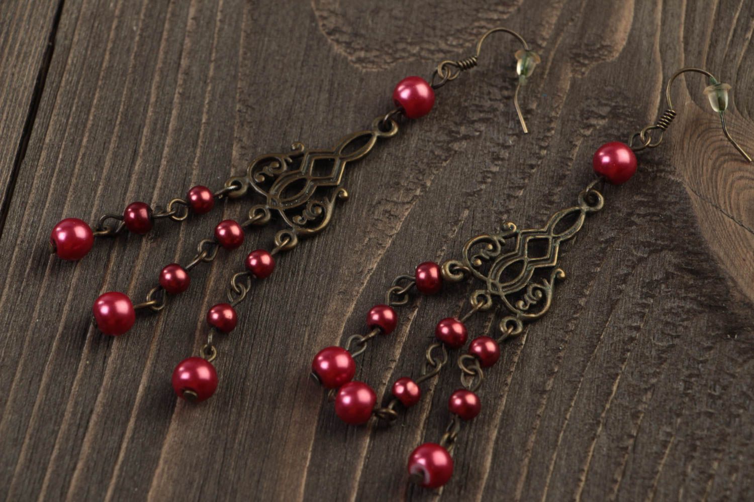 Handmade Designer Schmuck lange Ohrringe Accessoire für Frauen mit roten Perlen foto 1