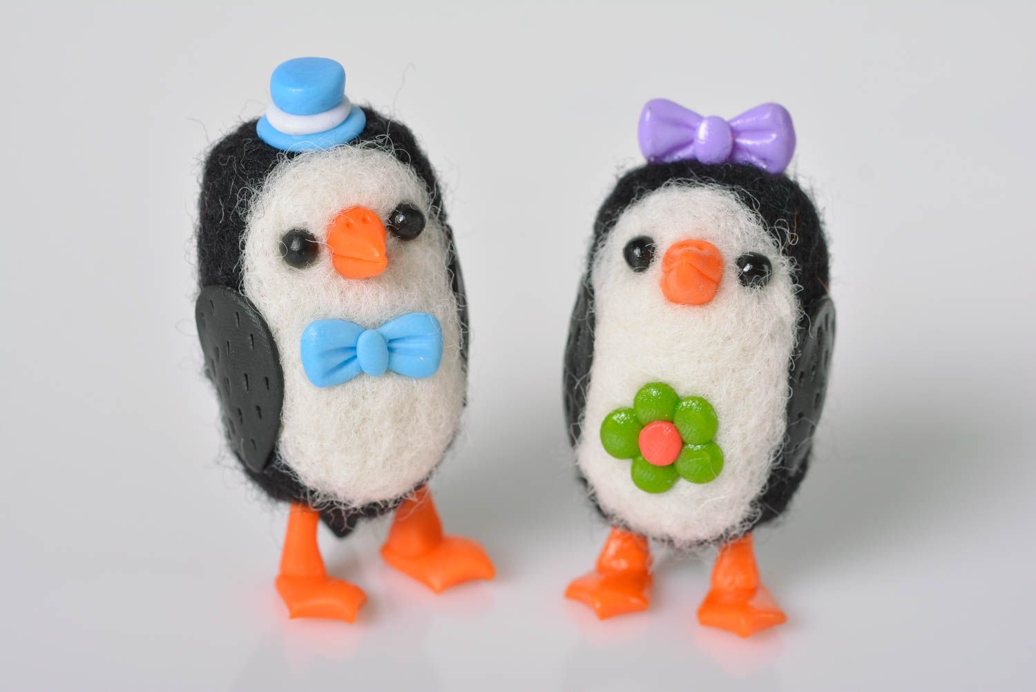 Statuettes décoratives Déco fait main Figurines miniatures en laine Pingouins photo 1