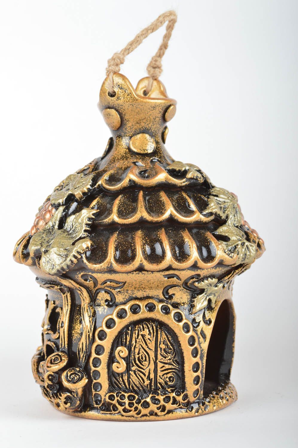 Candelero hecho a mano de cerámica original en soporte con forma de casita  foto 5
