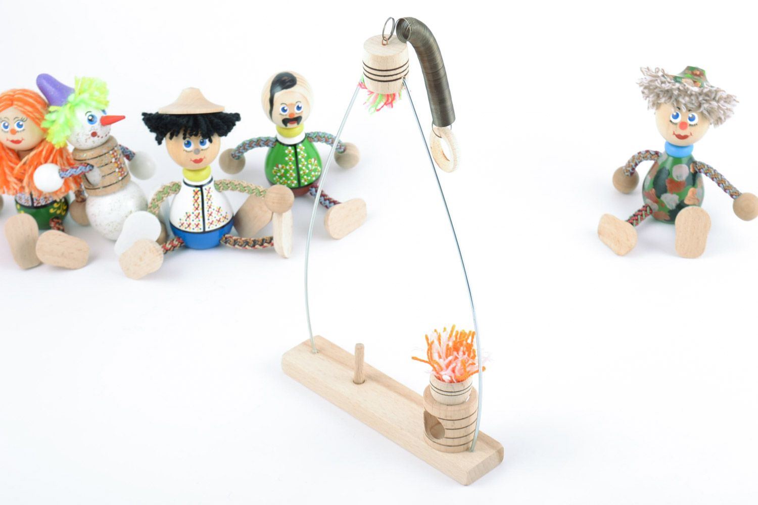 Originelles schönes bemaltes handmade Spielzeug aus Holz Schaukel auf Spannfeder foto 1