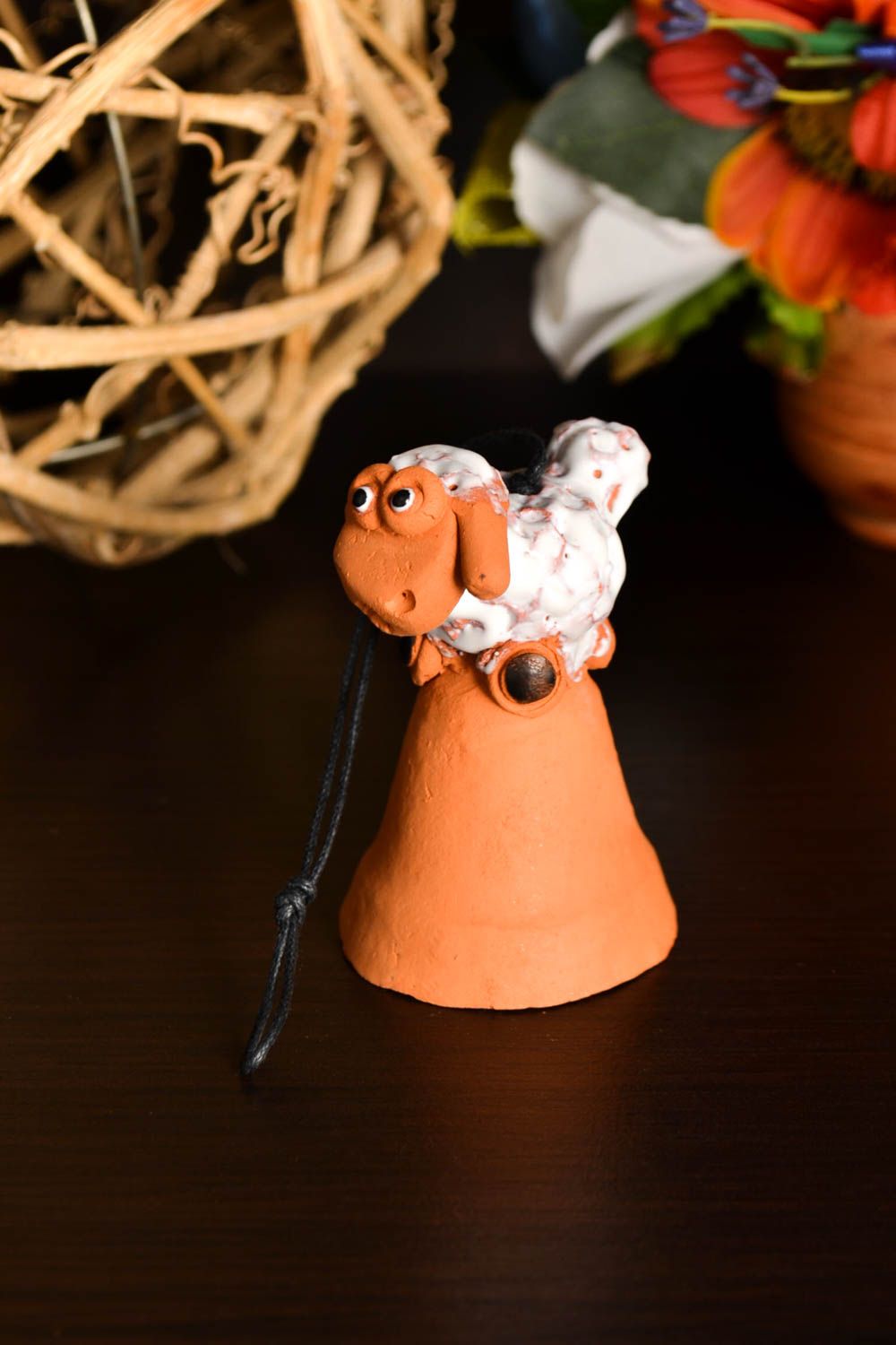 Campanello d'autore in ceramica fatto a mano a forma di agnello divertente
 foto 1
