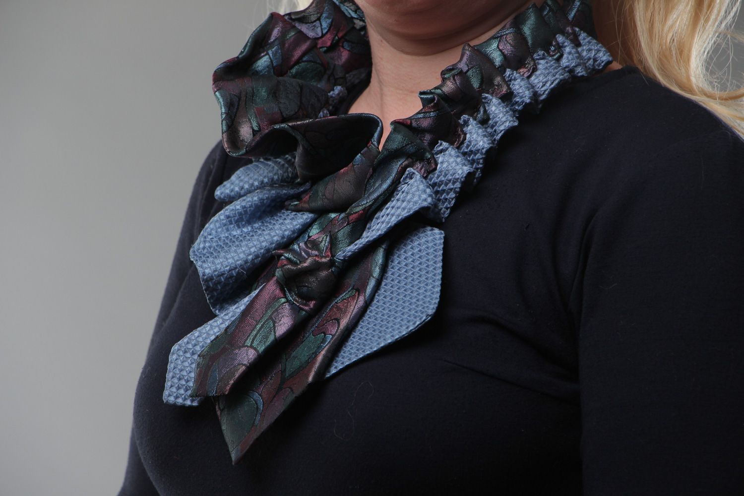Collier jabot original textile violet fait main à partir de cravate pour femme photo 5