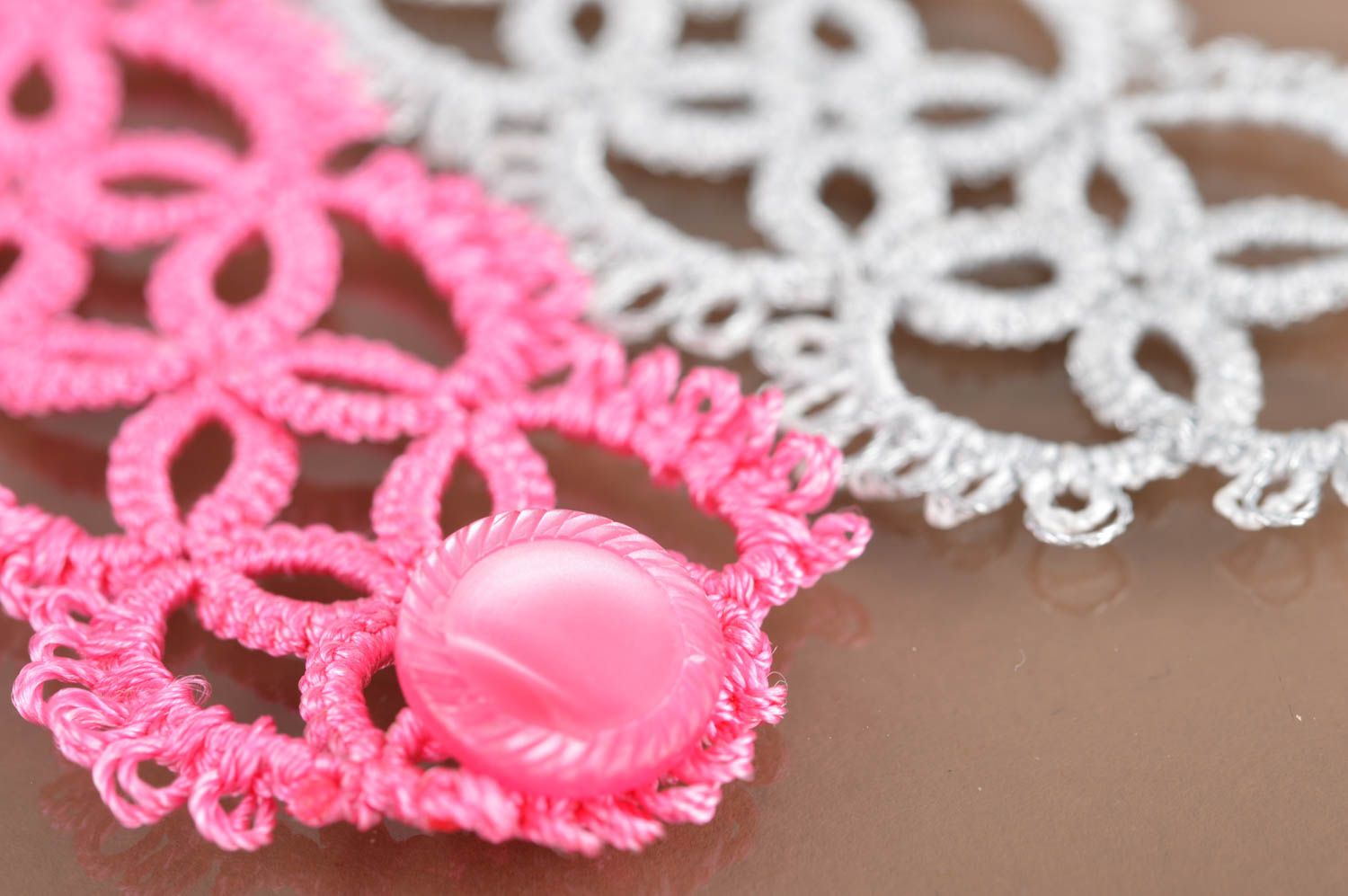 Комплект браслетов в технике фриволите белый и розовый 2 изделия хендмейд фото 4