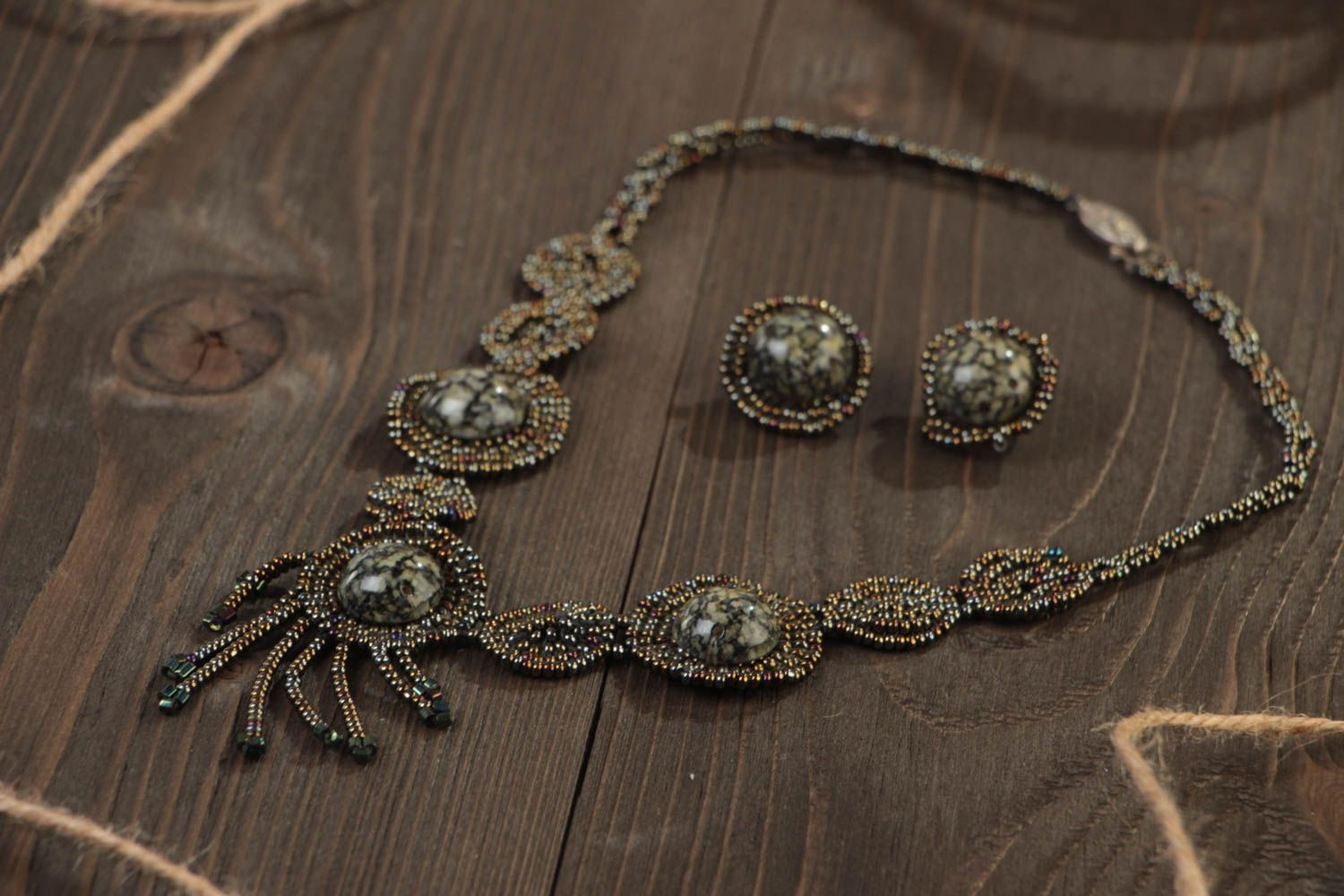Boucles d'oreilles et collier artisanaux en perles de rocaille faits main photo 1