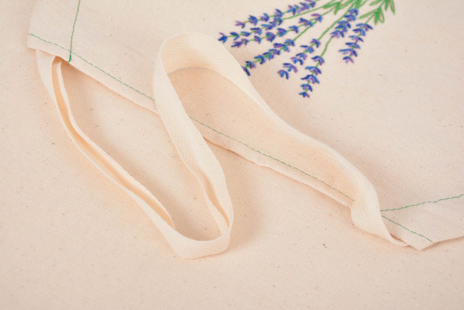 Tablier en tissu de mi-lin avec fleurs brodées fait main blanc Lavande photo 4