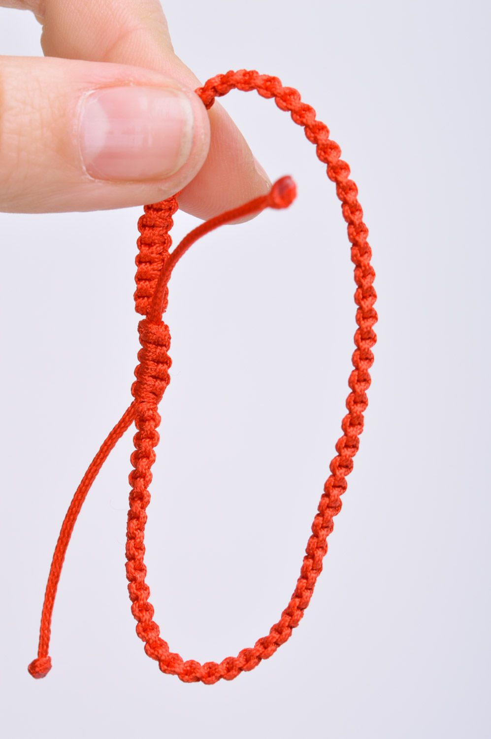 Простой браслет из ниток красный плетеный аксессуар ручной работы  фото 3