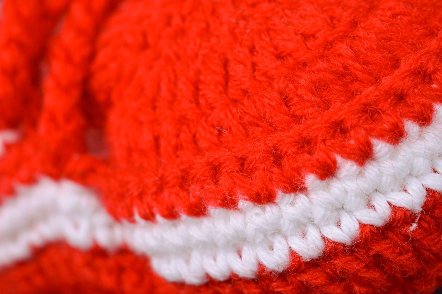 Кеды вязаные крючком детские маленькие красно-белые со шнурками ручная работа фото 4