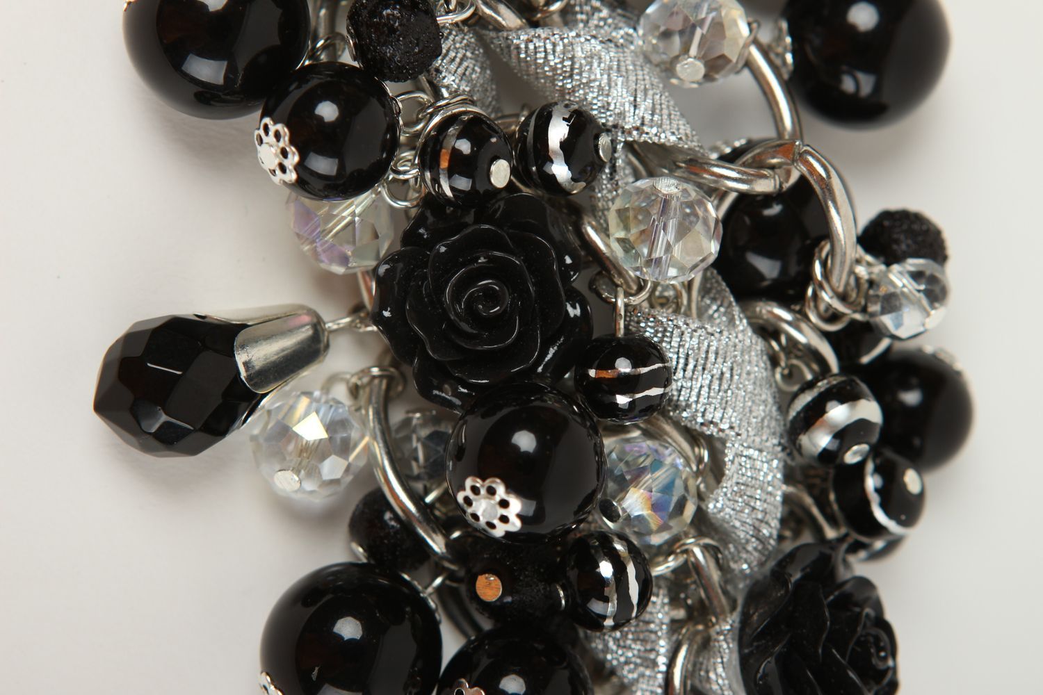 Браслет из бусин украшение ручной работы черно-белый браслет бижутерия на цепи фото 3