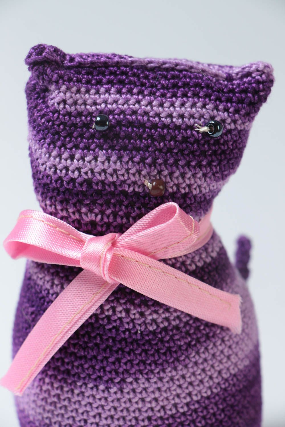 Peluche chat rayé Jouet pour enfant fait main Décoration chambre violette photo 3