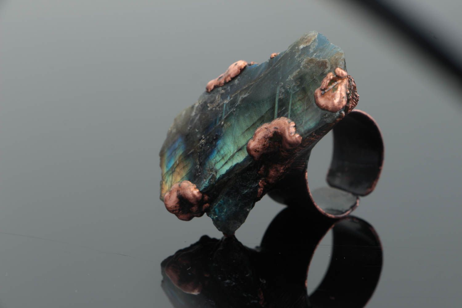 Кольцо с натуральным камнем лабрадоритом стильное медное необычное ручной работы фото 1