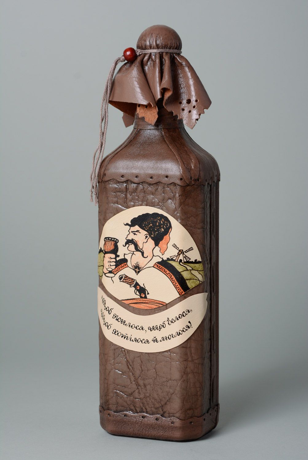 Botella artesanal de vidrio de 1l decorada a mano con cuero de color marrón foto 1