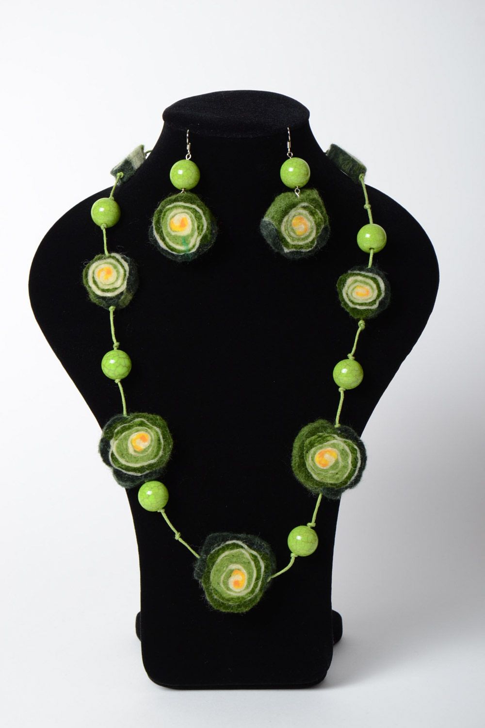 Schmuckset aus Filzwolle Ohrringe und Halskette in Grün in Filztechnik Handarbeit foto 5