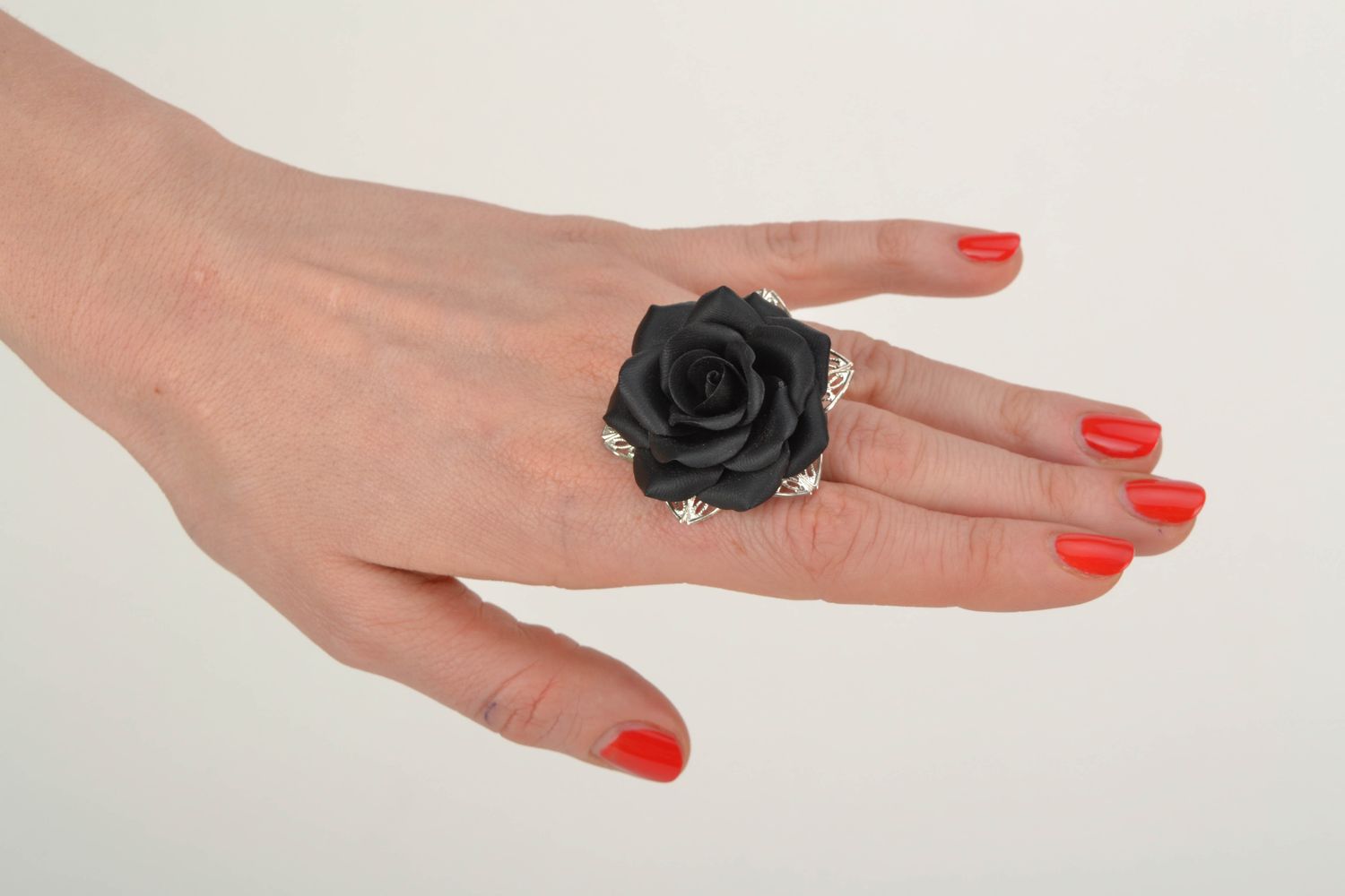Кольцо из полимерной глины с черной розой фото 2