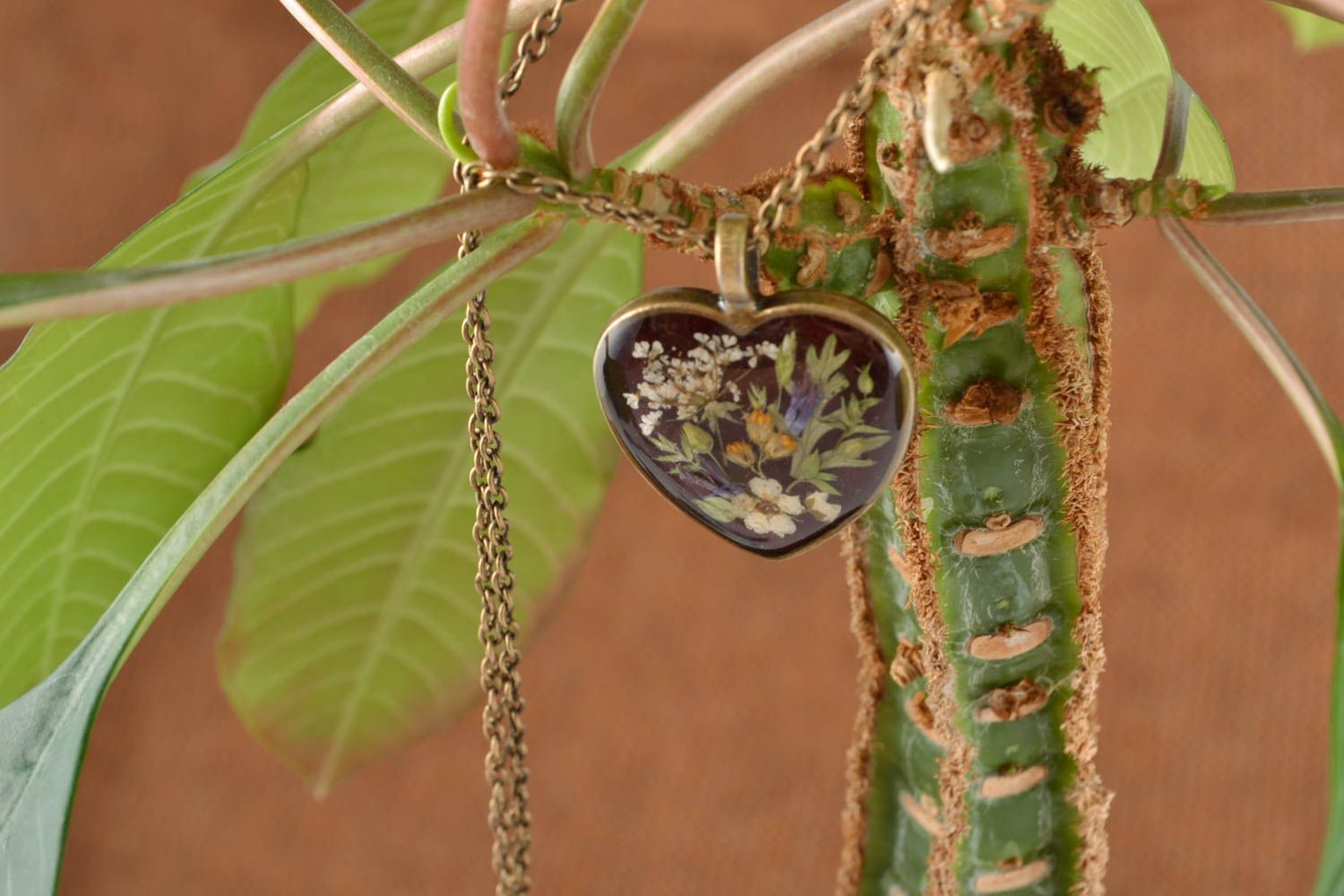 Beau pendentif sur chaîne avec fleurs séchées et résine époxy fait main photo 1