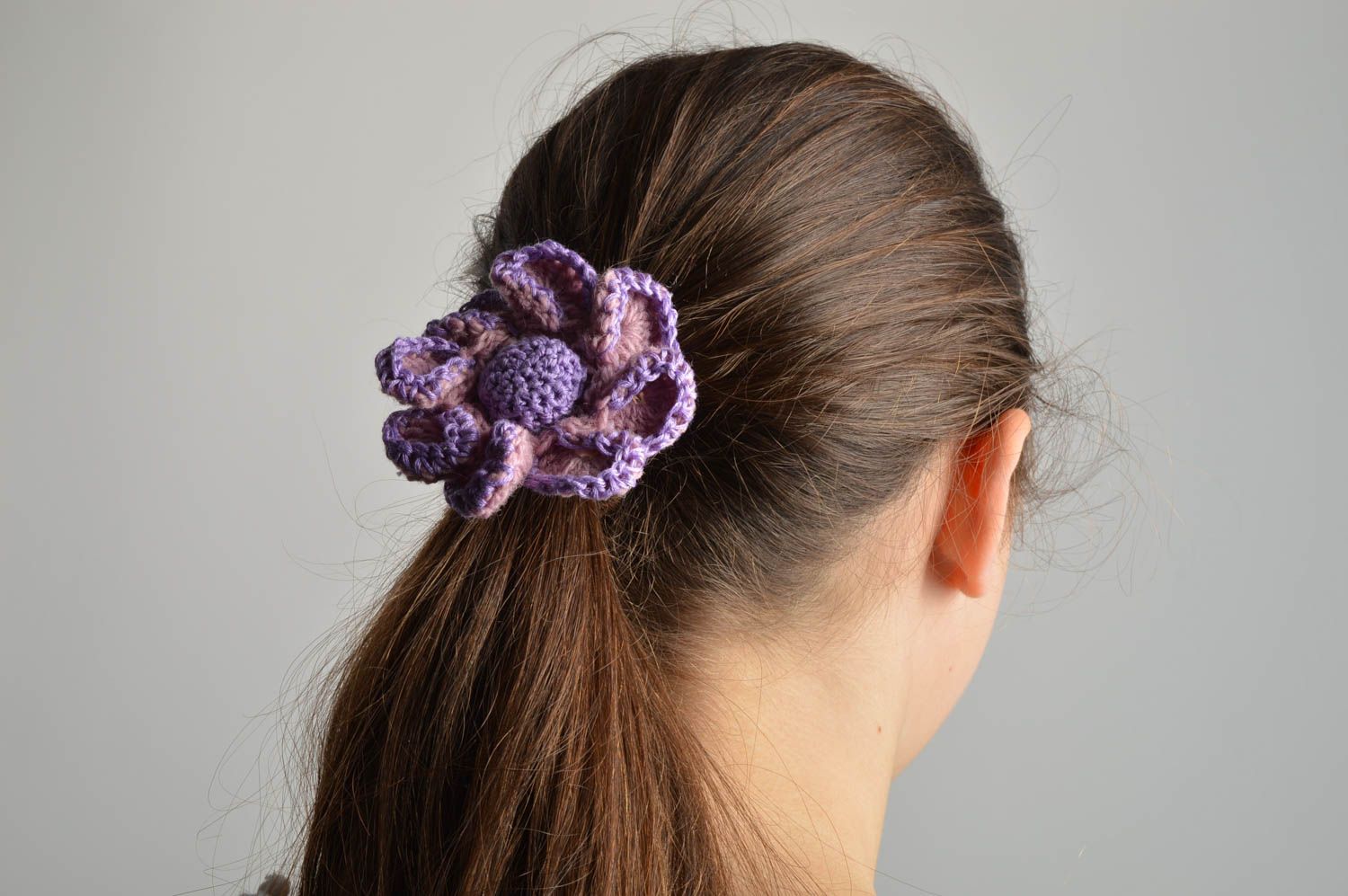 Élastique à cheveux fleur tricoté mauve fait main original pour enfant photo 2
