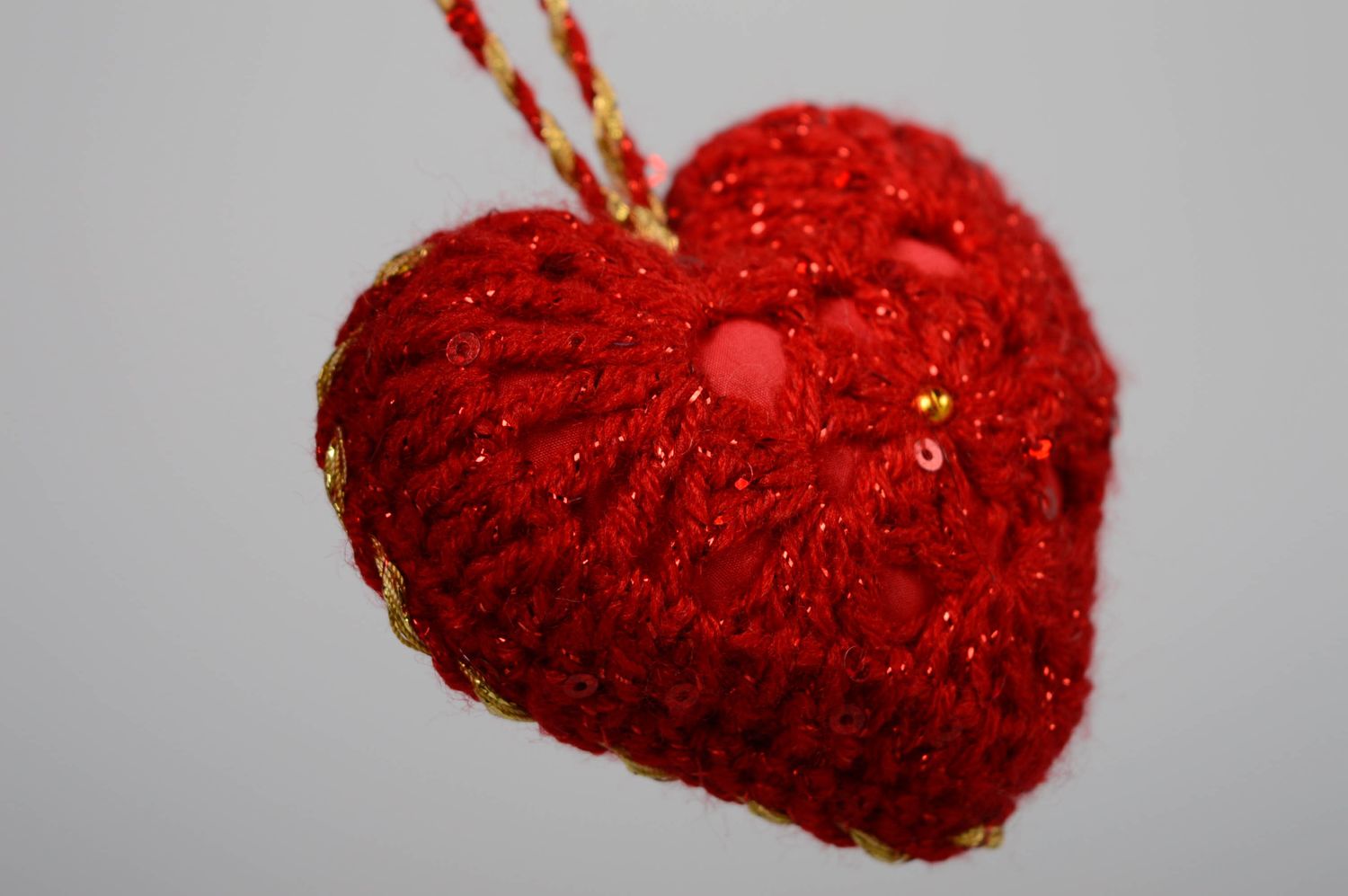 Интерьерная подвеска из ниток вязаная крючком Красное сердце фото 3