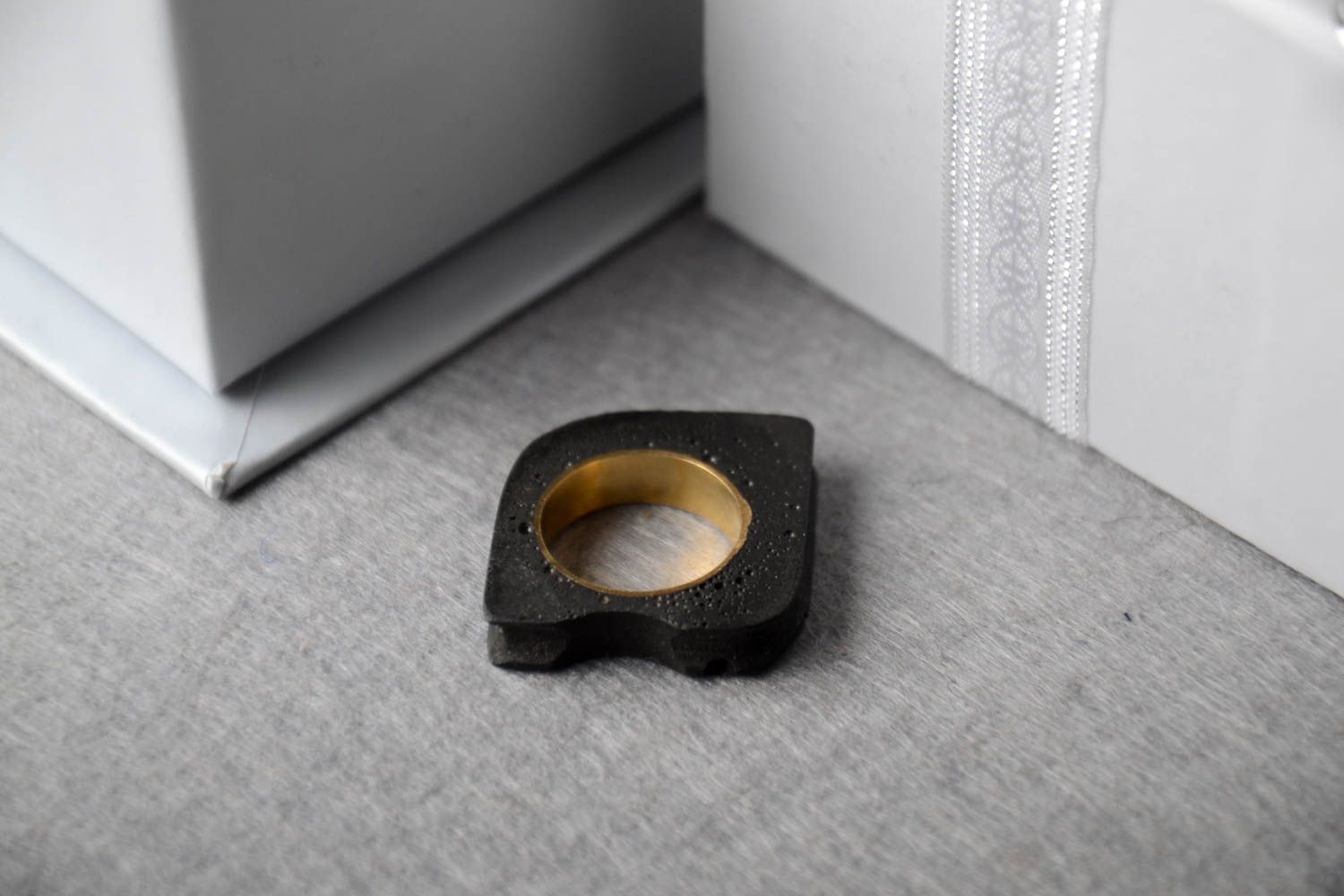 Кольцо ручной работы женское кольцо массивное необычное кольцо из бетона черное фото 1