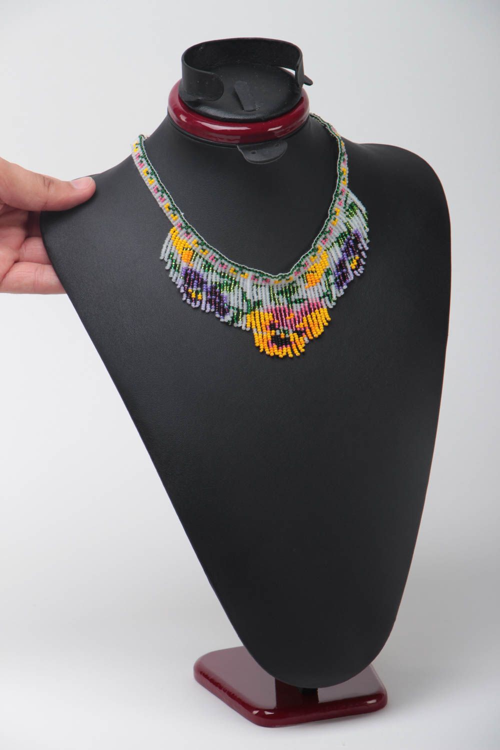Ожерелье из бисера разноцветное авторское красивое ручной работы Анютины глазки фото 5