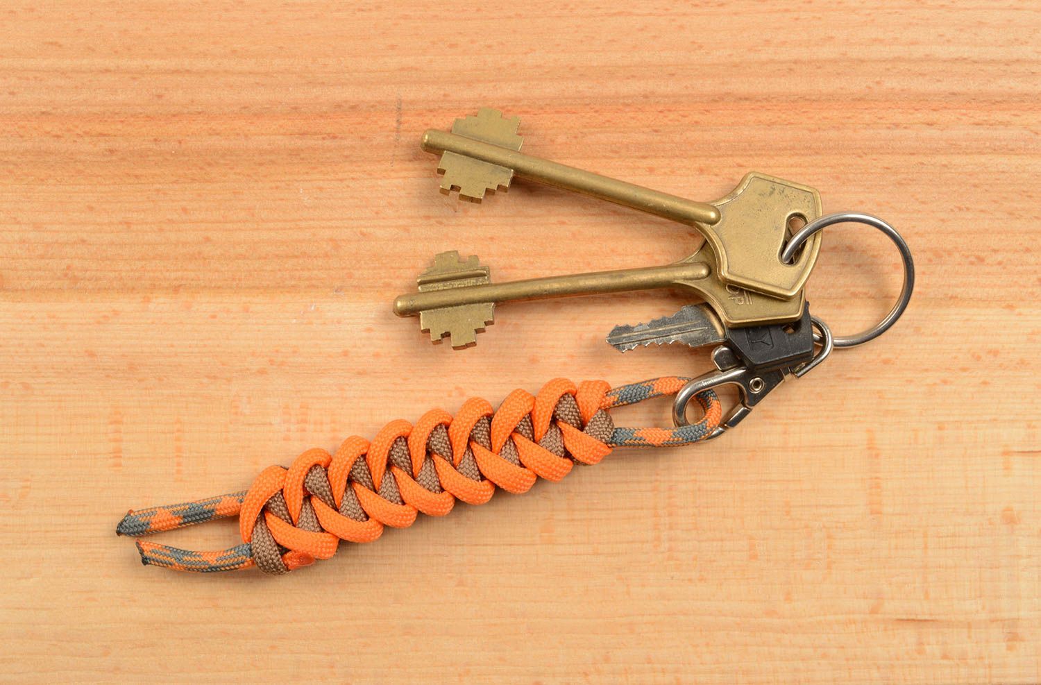 Брелок ручной работы авторский аксессуар брелок для ключей паракордовый оранж фото 5