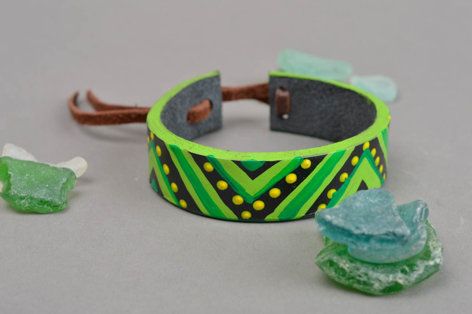 Brazalete artesanal de color verde pulsera de cuero hecha a mano regalo original foto 1