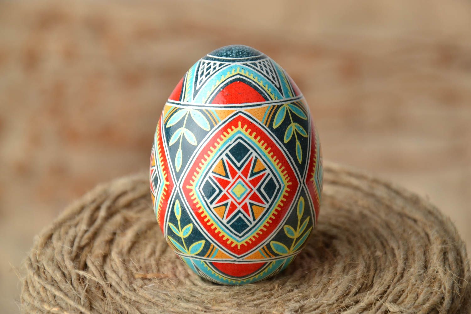 Oeuf de Pâques décoratif fait main original peint avec ornement traditionnel photo 1