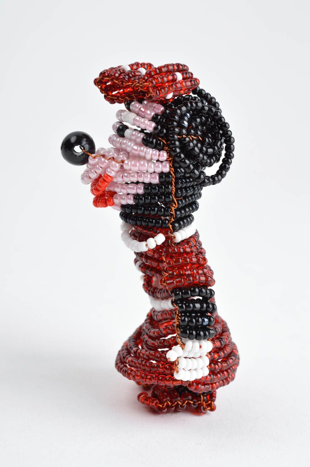 Statuetta cane con fiocco fatta a mano figurina decorativa in perline foto 3