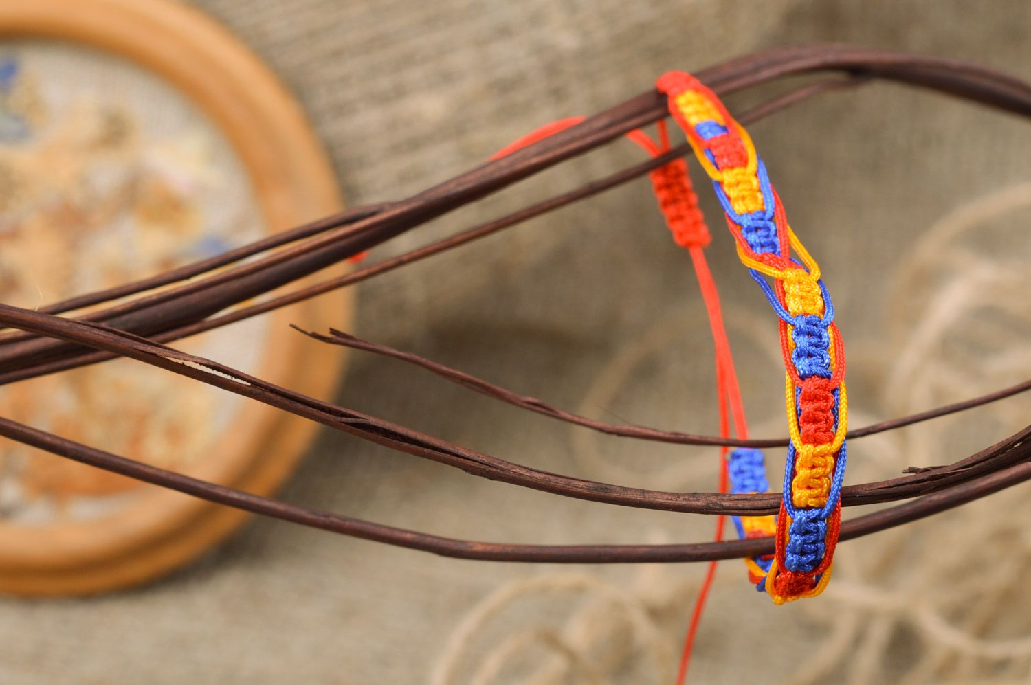 Текстильный браслет из ниток плетеный разноцветный на руку женский ручная работа  фото 1