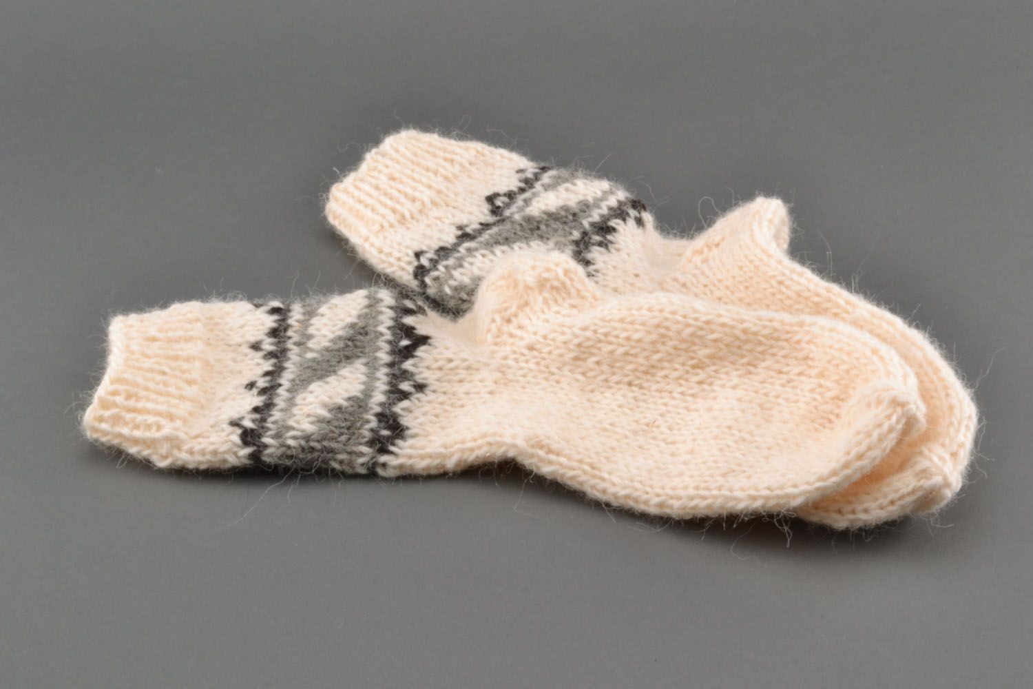 Белые вязаные носки из шерсти фото 3