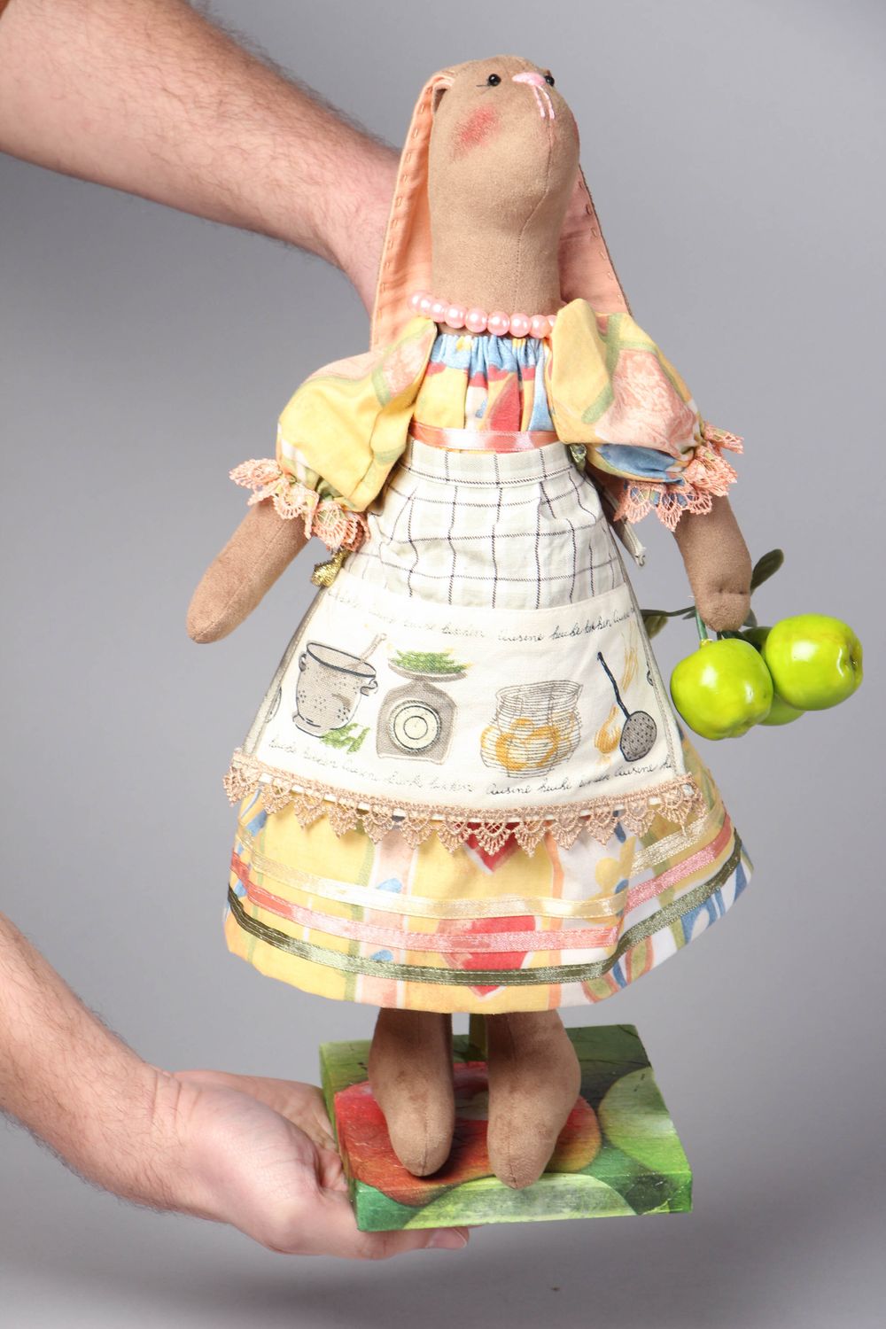 Авторская мягкая кукла на подставкe Зайка-хозяйка фото 4